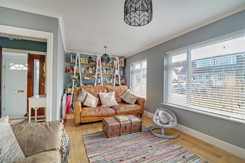 72 Broomfield, Benfleet, SS7 2SW