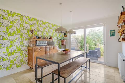 72 Broomfield, Benfleet, SS7 2SW