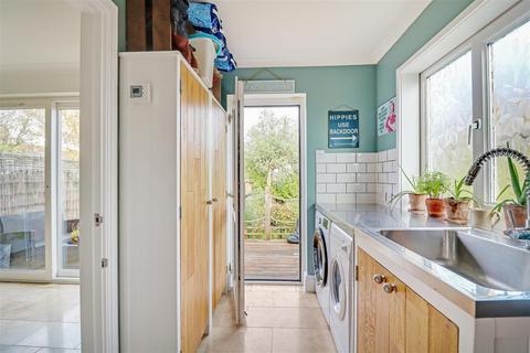 72 Broomfield, Benfleet, SS7 2SW
