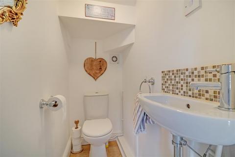 72 Broomfield, Benfleet, SS7 2SW