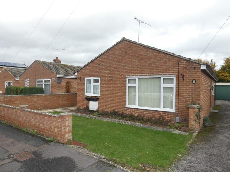 Ashfield Road, Carterton, Oxon, OX18 4NE 2 bed bungalow £850 pcm (£