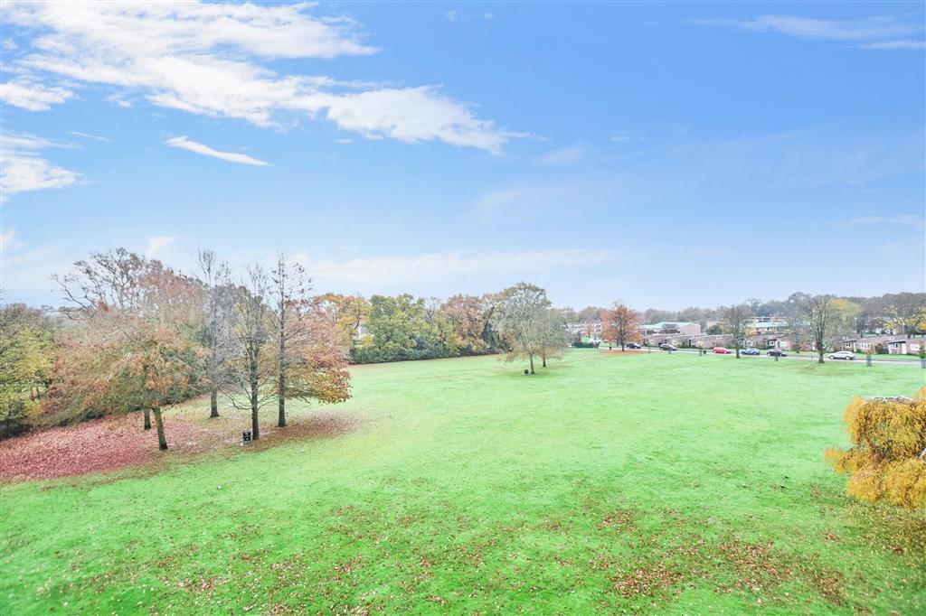 Hailey Place, Cranleigh, Surrey 2 bed £225,000