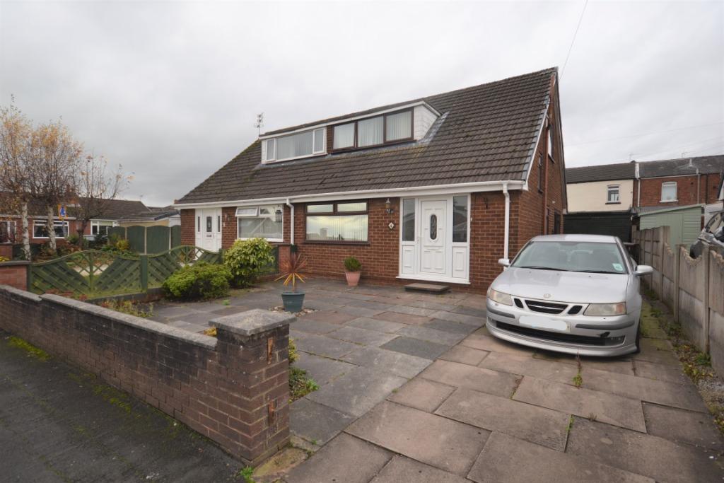 Chelmsford Drive, Hawkley Hall, Wigan, WN3 3 bed bungalow £140,000