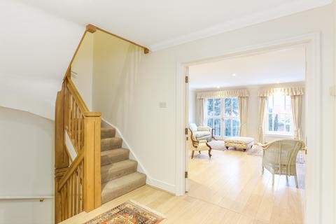 32 Chapel Square, Virginia Water, GU25 4SZ