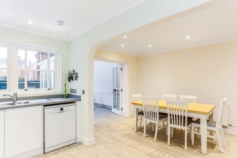 32 Chapel Square, Virginia Water, GU25 4SZ