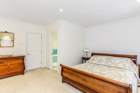 32 Chapel Square, Virginia Water, GU25 4SZ