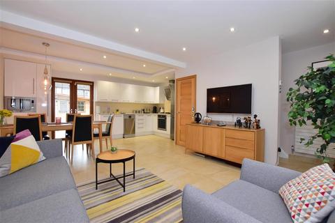 193 Chippenham Road, Romford, RM3 8HT