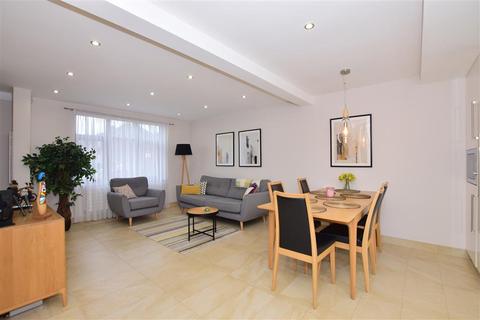 193 Chippenham Road, Romford, RM3 8HT