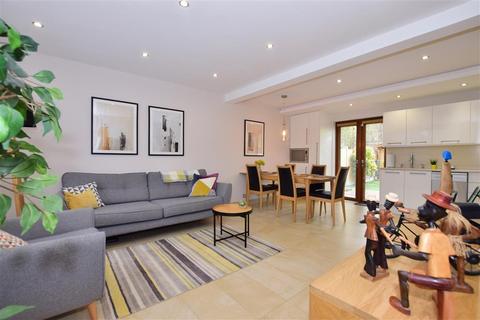 193 Chippenham Road, Romford, RM3 8HT