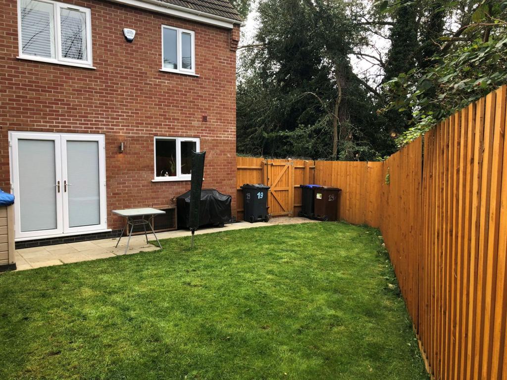 Greenview Drive, Links View, Northampton NN2 7LA 3 bed semidetached