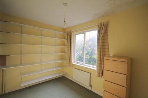 7 Shore Close, Hampton, TW12 3XS