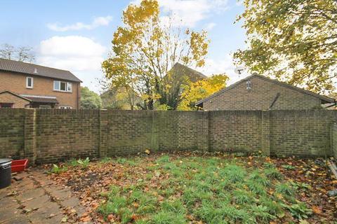 7 Shore Close, Hampton, TW12 3XS