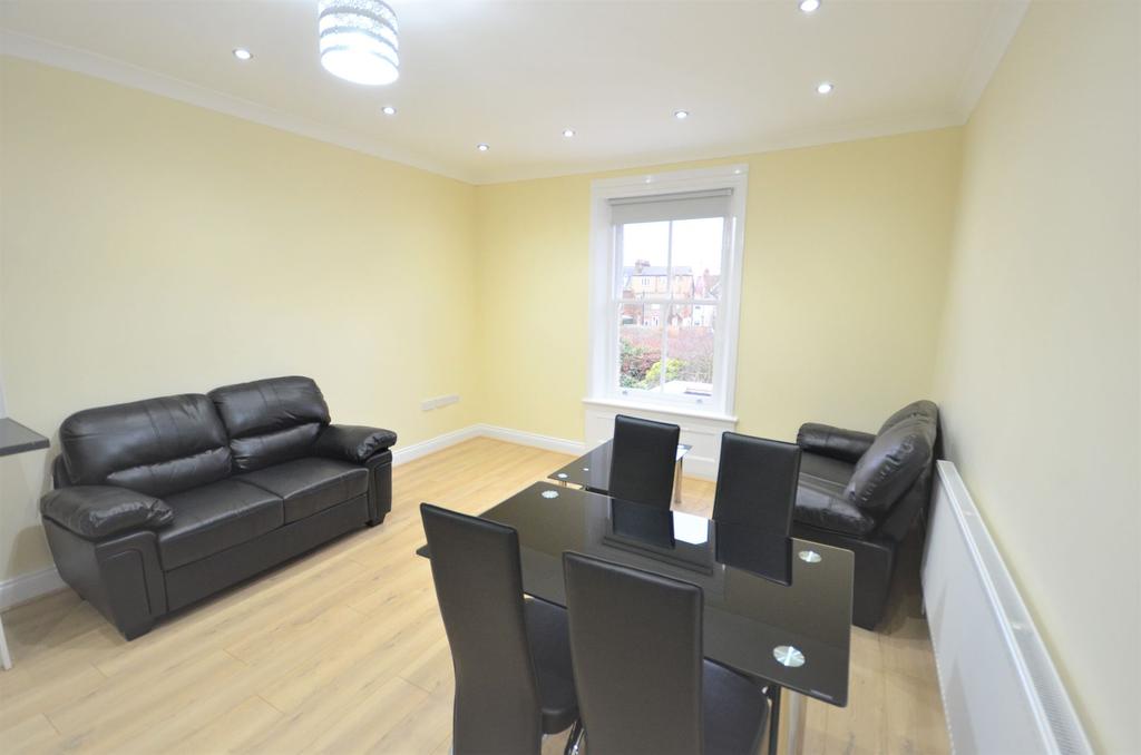 Maldon Road, London W3 6SZ 2 bed flat £1,447 pcm (£334 pw)