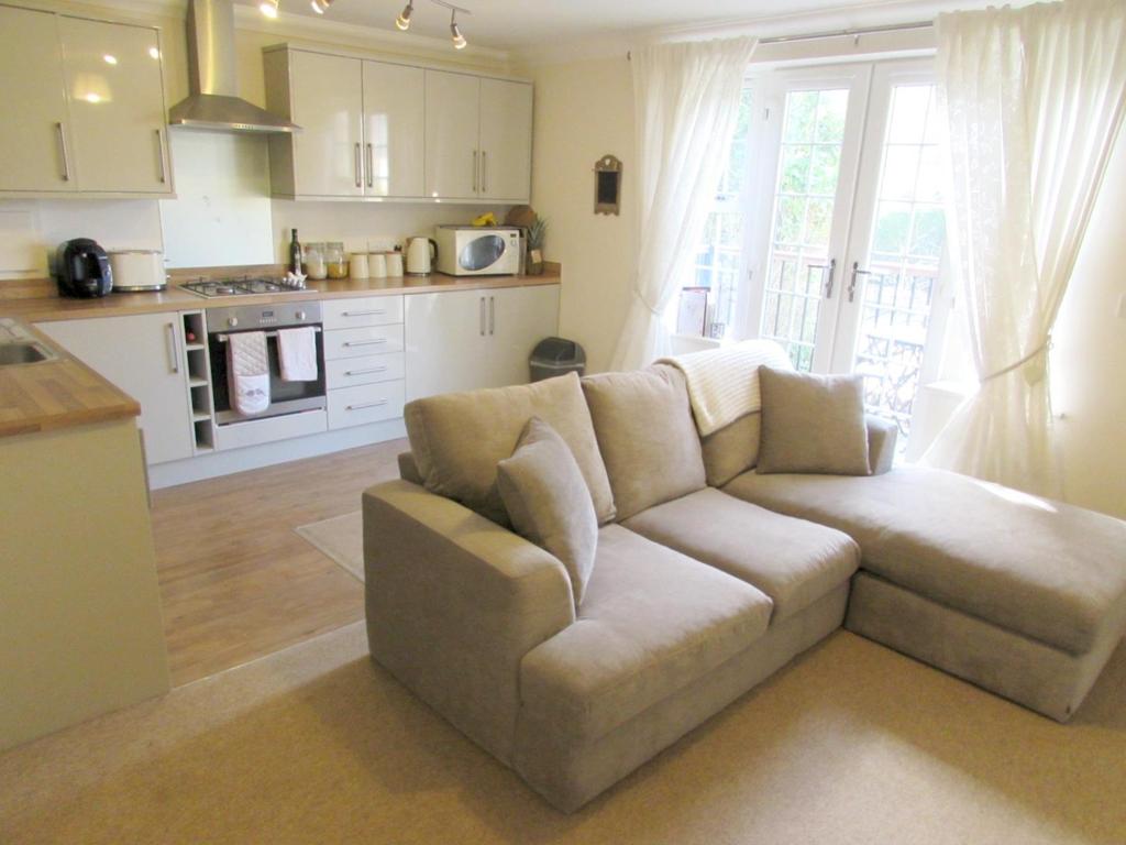 Stirling Road, Bournemouth, BH3 7JH 2 bed flat £885 pcm (£204 pw)