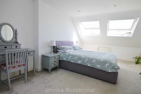 58 Kings Avenue, New Malden, KT3 4DT