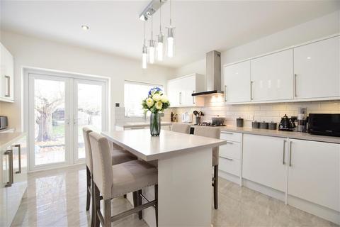 3 Norman Close, Romford, RM5 3EJ