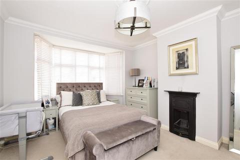3 Norman Close, Romford, RM5 3EJ