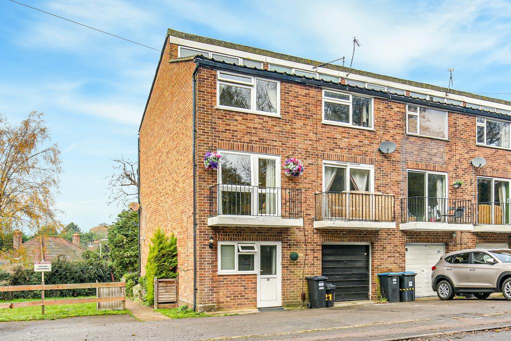 Chelsham Road, Warlingham, Surrey, CR6 9EQ 3 bed terraced house £355,000