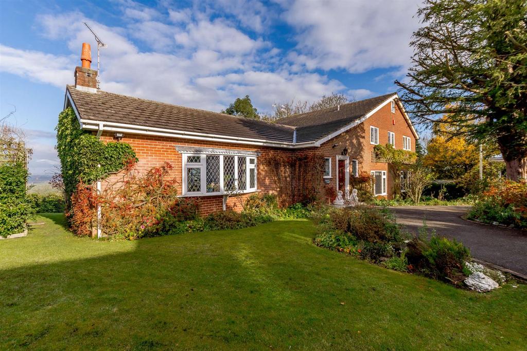 Hall Drive, Hanbury, BurtonOnTrent, Staffordshire 4 bed detached