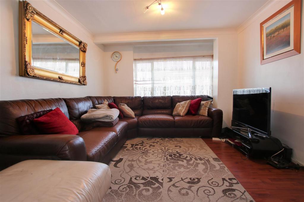 Edinburgh Crescent, Waltham Cross 3 bed semidetached house £400,000
