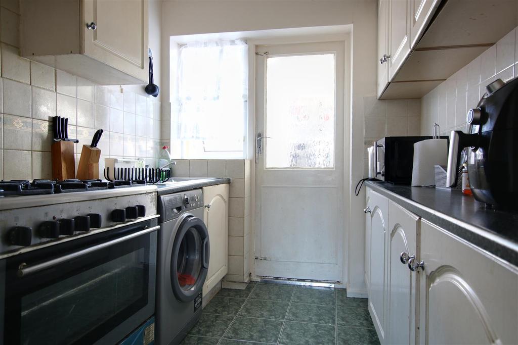 Edinburgh Crescent, Waltham Cross 3 bed semidetached house £400,000