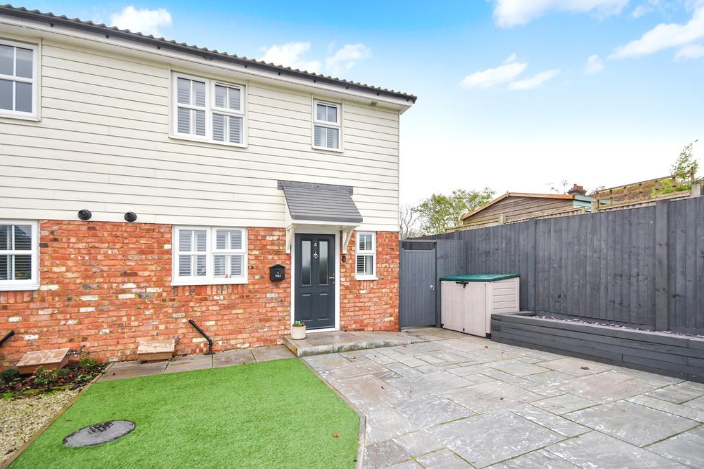 Dover Road, Guston, Dover, CT15 3 bed semidetached house £290,000