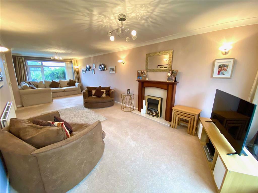 Beagle Avenue, Huddersfield, HD4 5 bed semidetached house £285,000