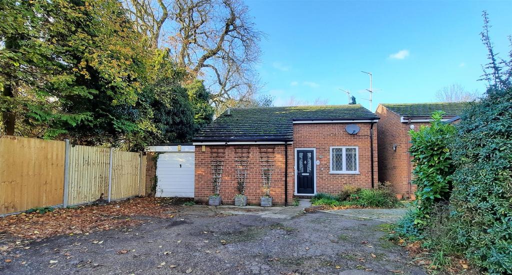 Arthurs Court, High Street, Stanstead Abbotts 2 bed detached bungalow