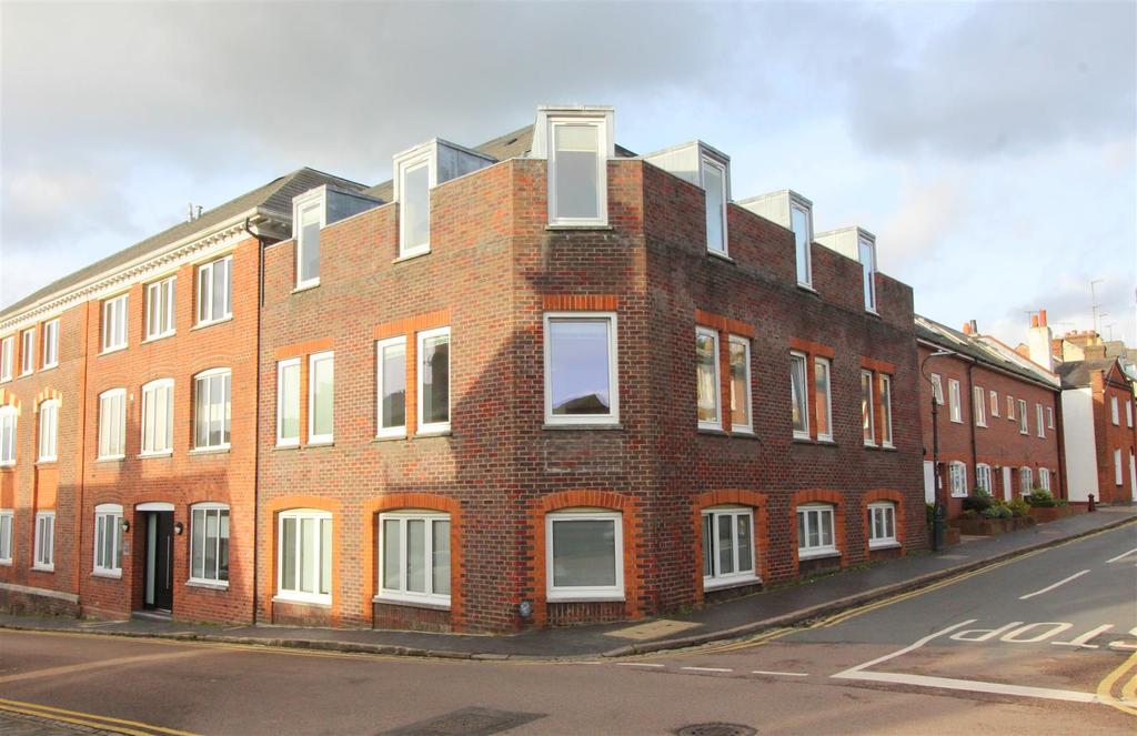 Lower Dagnall Street, St Albans... 2 bed apartment £1,350 pcm (£312 pw)