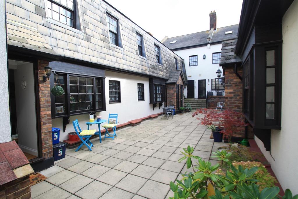 Tower Court Mews, WestcliffOnSea 1 bed house £850 pcm (£196 pw)