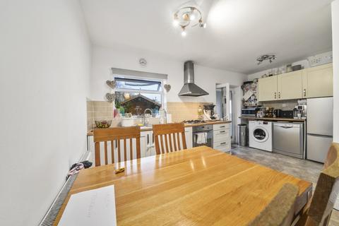 2b Thirlmere Avenue, Perivale, Greenford, UB6 8EF