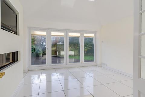 17 Nightingale Walk, Windsor, SL4 3HS