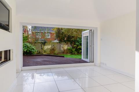 17 Nightingale Walk, Windsor, SL4 3HS