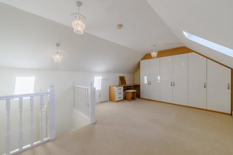 17 Nightingale Walk, Windsor, SL4 3HS