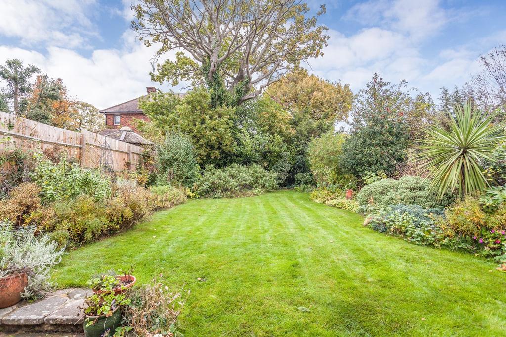 The Dell, Woodford Green, IG8 5 bed detached house £1,375,000