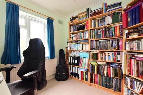 61 Hillyfields, Loughton, IG10 2PT