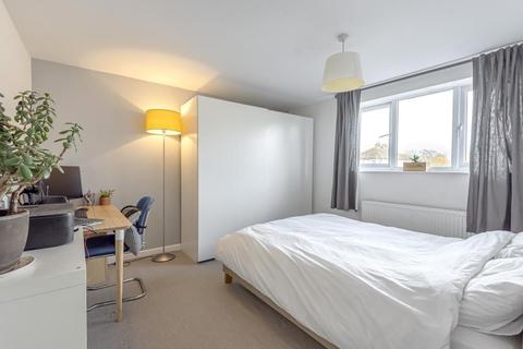 2 Buscot Drive, Abingdon, OX14 2BJ