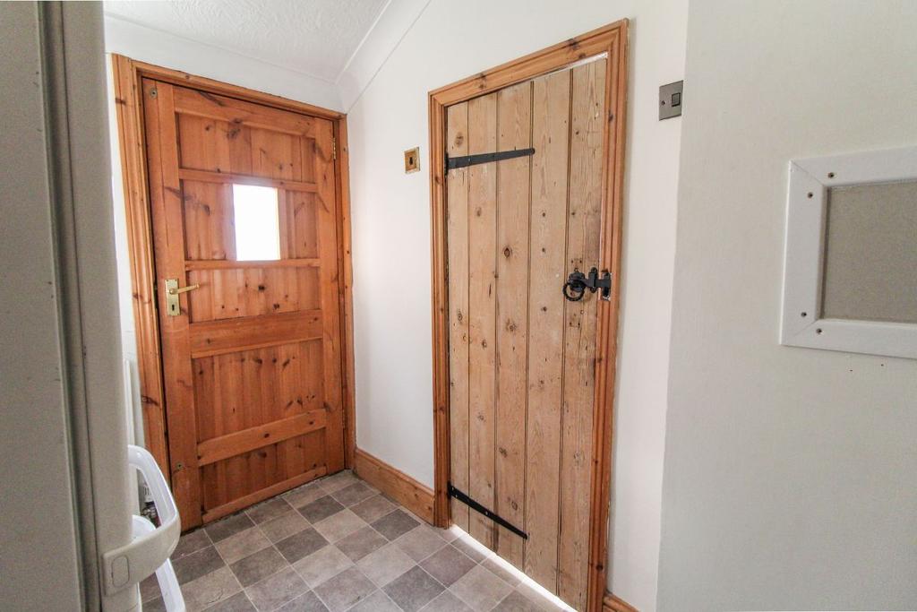 Dudley Street, Bedford 3 bed terraced house £1,200 pcm (£277 pw)