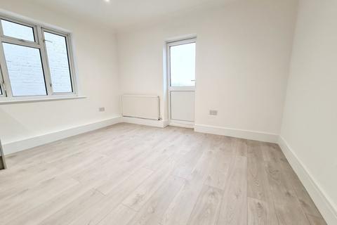 3 bedroom flat to rent, 5  High Road, Turnpike Lane