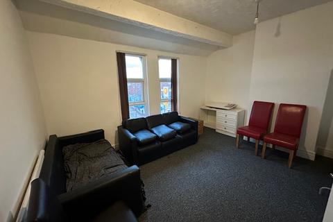 3 bedroom flat to rent, Wilmslow Road, Manchester M14