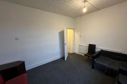 3 bedroom flat to rent, Wilmslow Road, Manchester M14