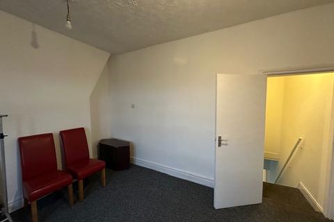 3 bedroom flat to rent, Wilmslow Road, Manchester M14