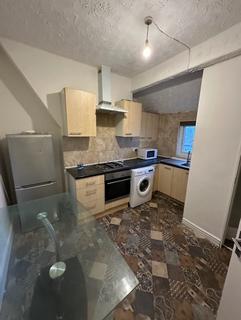 3 bedroom flat to rent, Wilmslow Road, Manchester M14