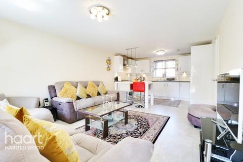 Flat 1, Boarwood House, 3 Meadfarm Close, Romford, RM3 9FJ