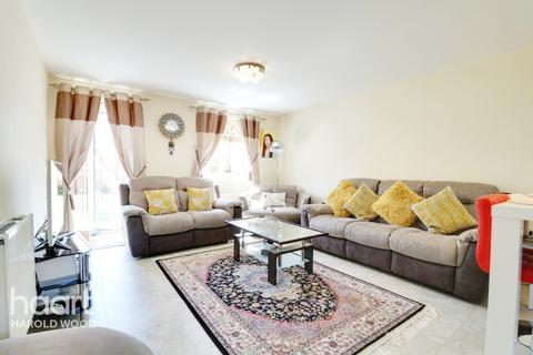 Flat 1, Boarwood House, 3 Meadfarm Close, Romford, RM3 9FJ