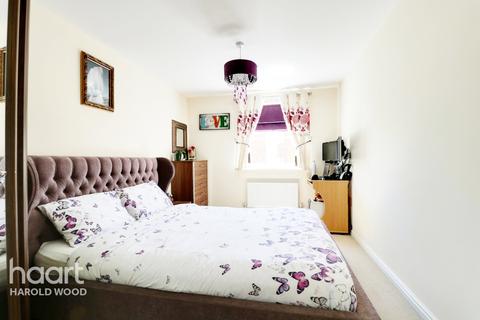 Flat 1, Boarwood House, 3 Meadfarm Close, Romford, RM3 9FJ