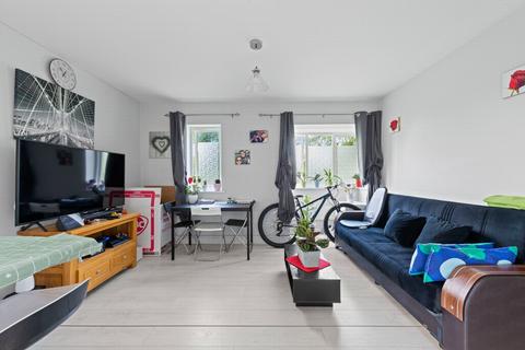 2 bedroom flat for sale - Britton Close, London, SE6