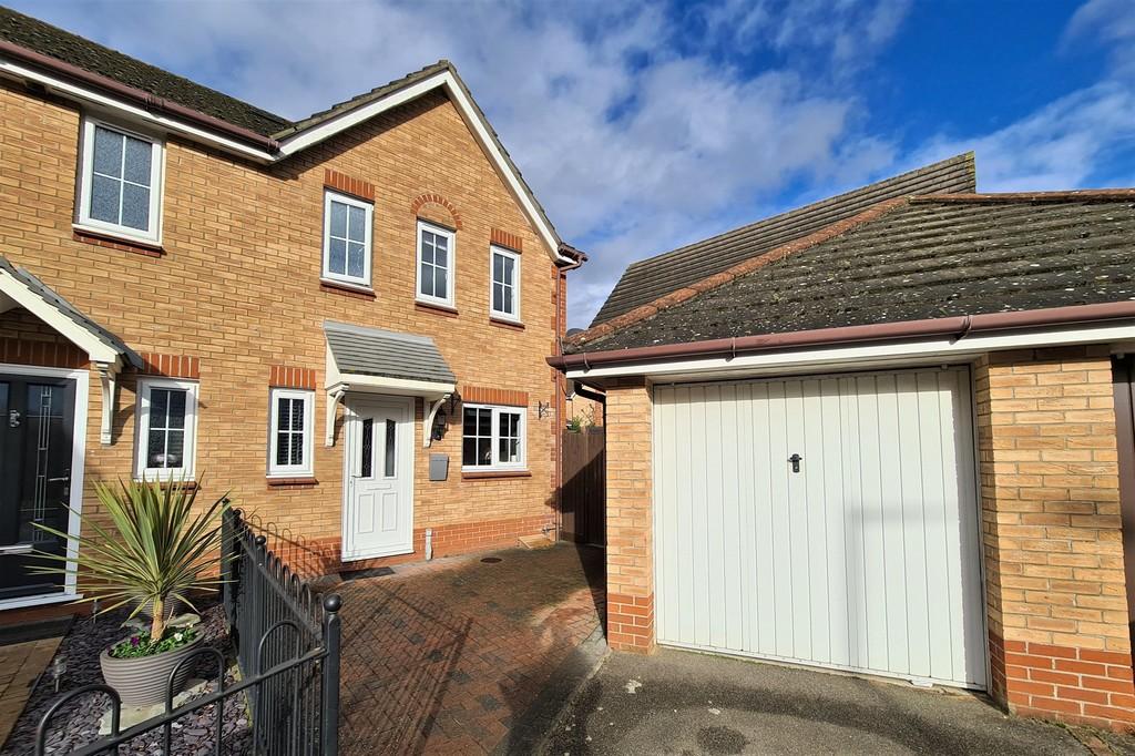 Aubrey Drive, Sudbury 3 bed semidetached house £290,000