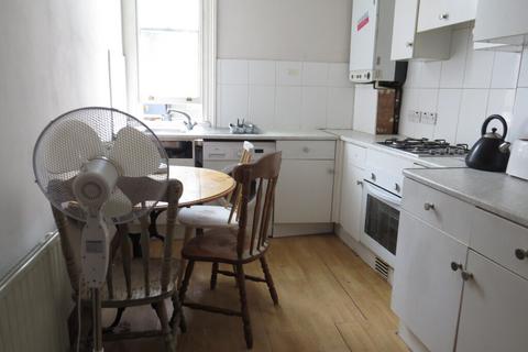 3 bedroom flat to rent, Wandsworth Bridge Road