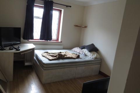 3 bedroom flat to rent, Wandsworth Bridge Road